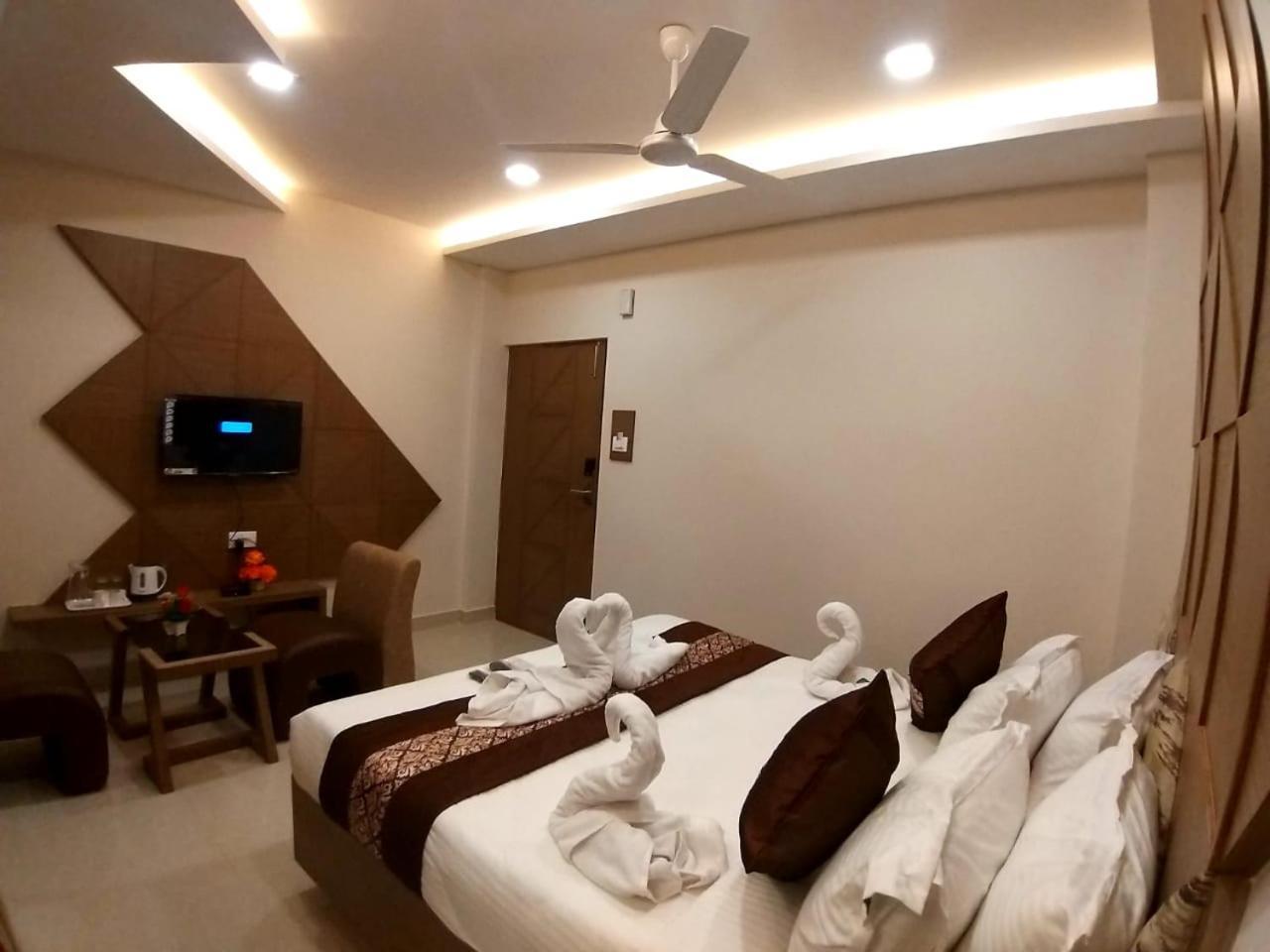 Grand Elegant Hotel Madras Buitenkant foto