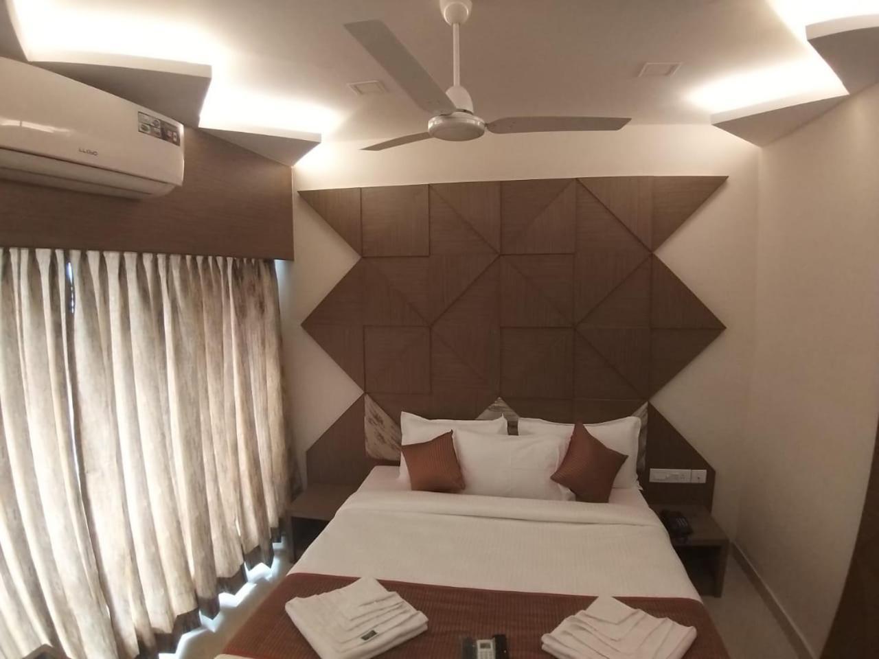 Grand Elegant Hotel Madras Buitenkant foto